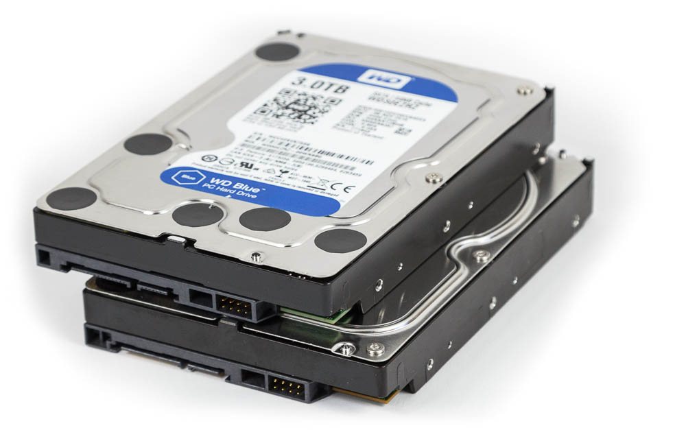Zwei gestapelte 3,5-Zoll-Festplatten, oben eine WD Blue mit 3 TB