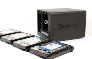 Synology-NAS mit ausgebauten WD-Festplatten in Einbaurahmen