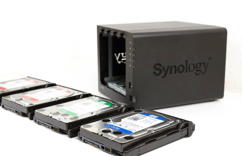 Synology-NAS mit ausgebauten WD-Festplatten in Einbaurahmen