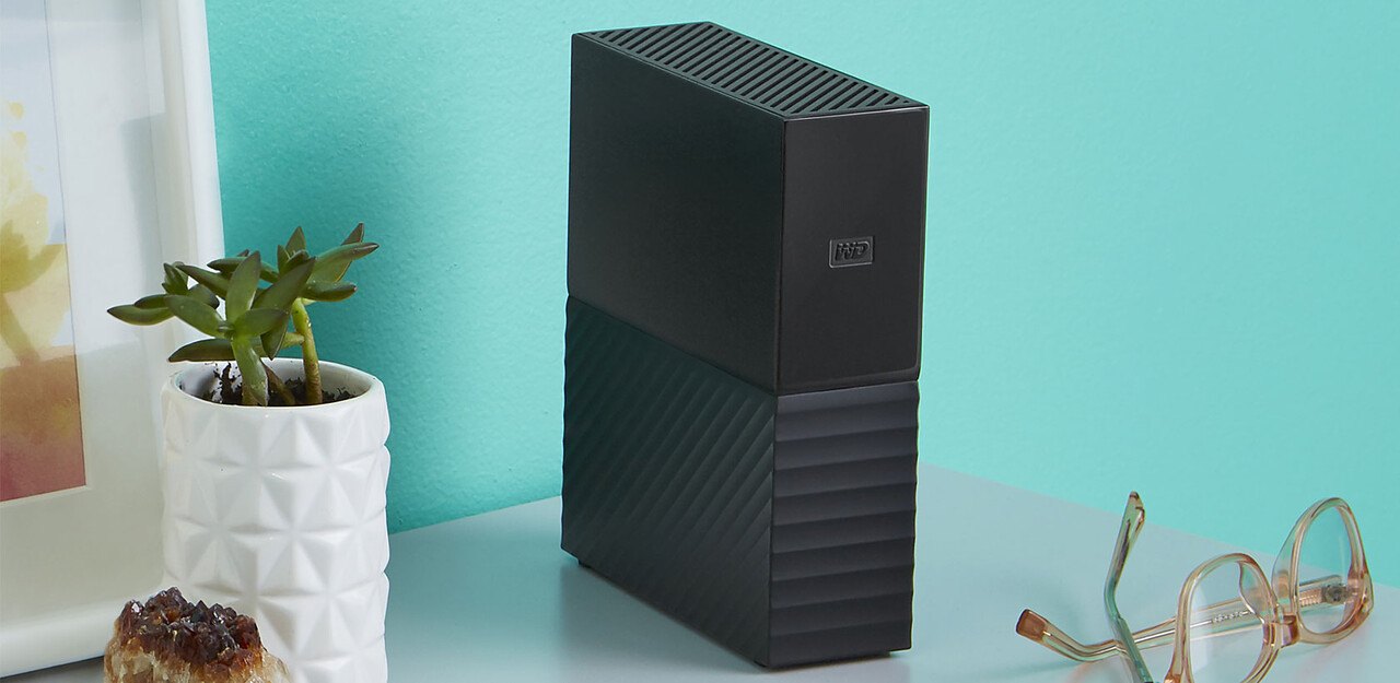 WD My Book 8 TB steht als Backup-Festplatte auf dem Schreibtisch